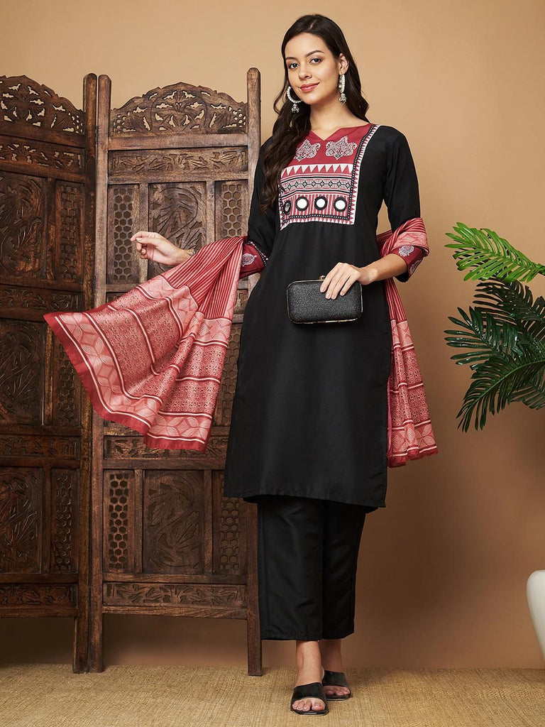 Women's black printed rayon kurta set with solid pants and cotton dupatta






