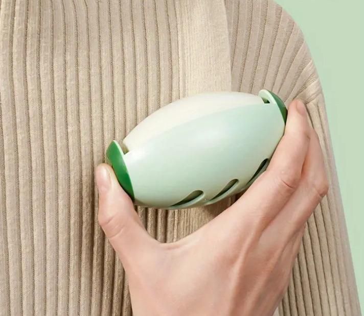 Portable Silicone Lint Roller for removing lint, pet hair, and dust from clothes and surfaces.






